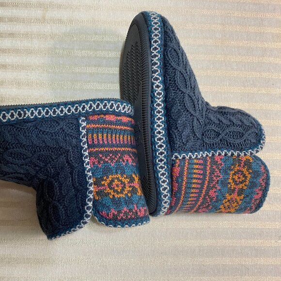 MUKLUKS SLIPPERS SIZE SMALL 5-6 FLATS WEAR INSIDE OR OUT. - Picture 1 of 5